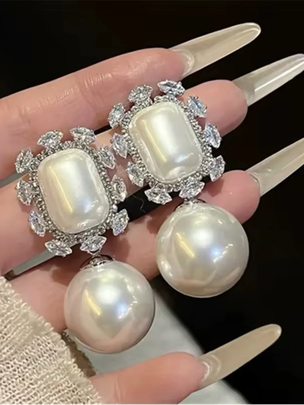 Elegant Pearl Drop Statement Earrings - White Pearlescent